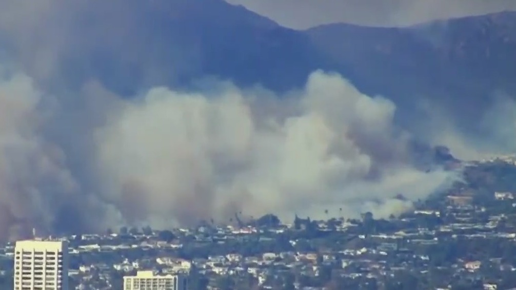 Fast-moving wildfire breaks out in Los Angeles | NewsNation Now ...
